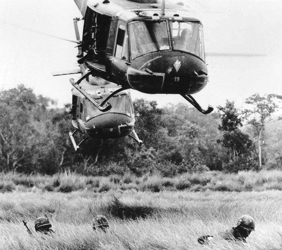 黑白相片越战时代直升机低飞地面