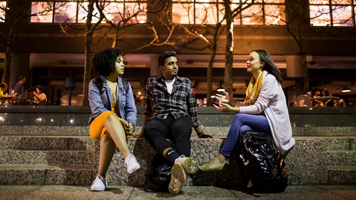 华体会体育app官网下载一组学生坐在1Pace广场前几步