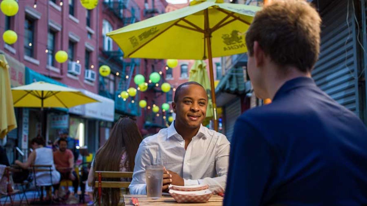 两名佩斯华体会体育app官网下载大学的学生在曼哈顿外的餐厅交谈
