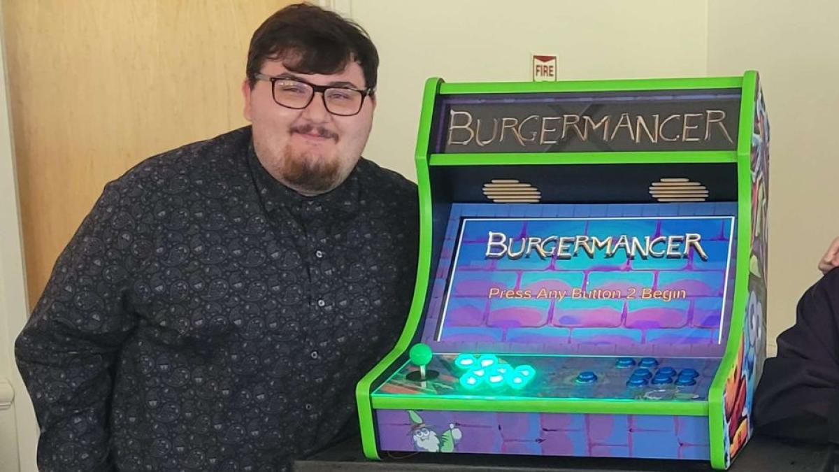 赛登堡学生Michael Falco手建街机博弈Burgermancer