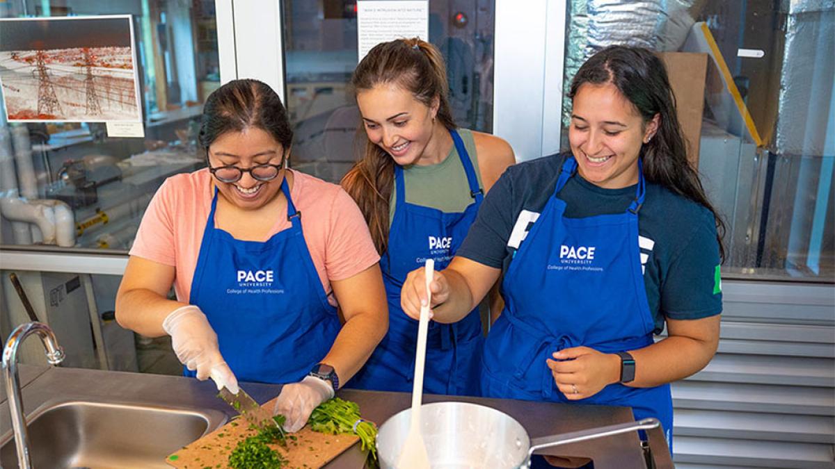 华体会体育app苹果学生在Pace大学营养和饮食教书厨房做饭