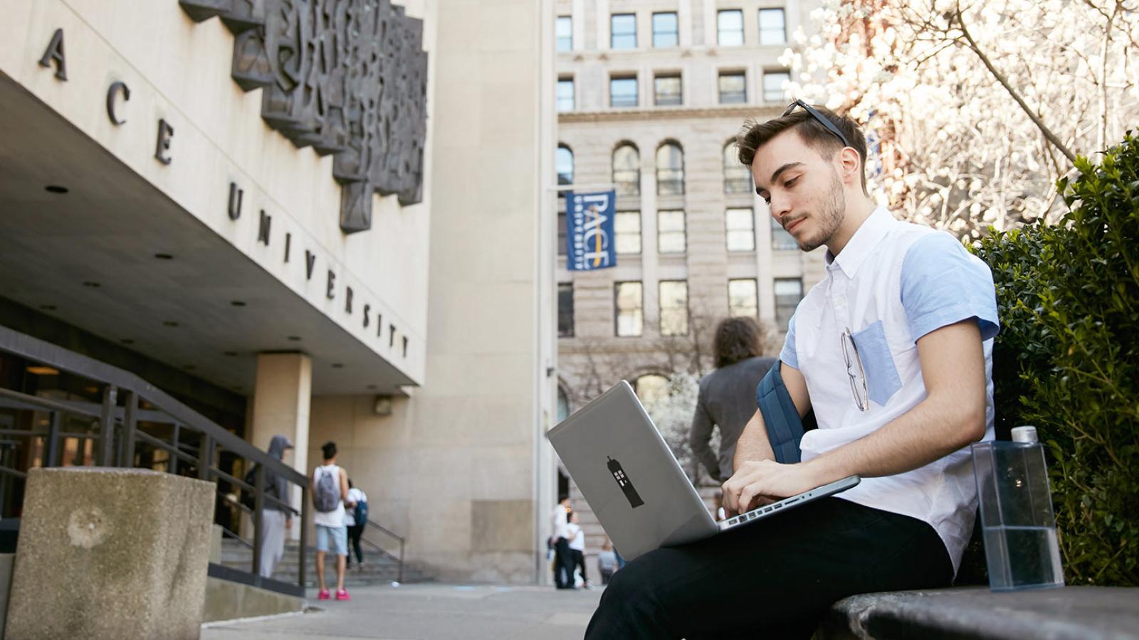 华体会体育app官网下载学生坐在1Pace广场前看笔记本电脑