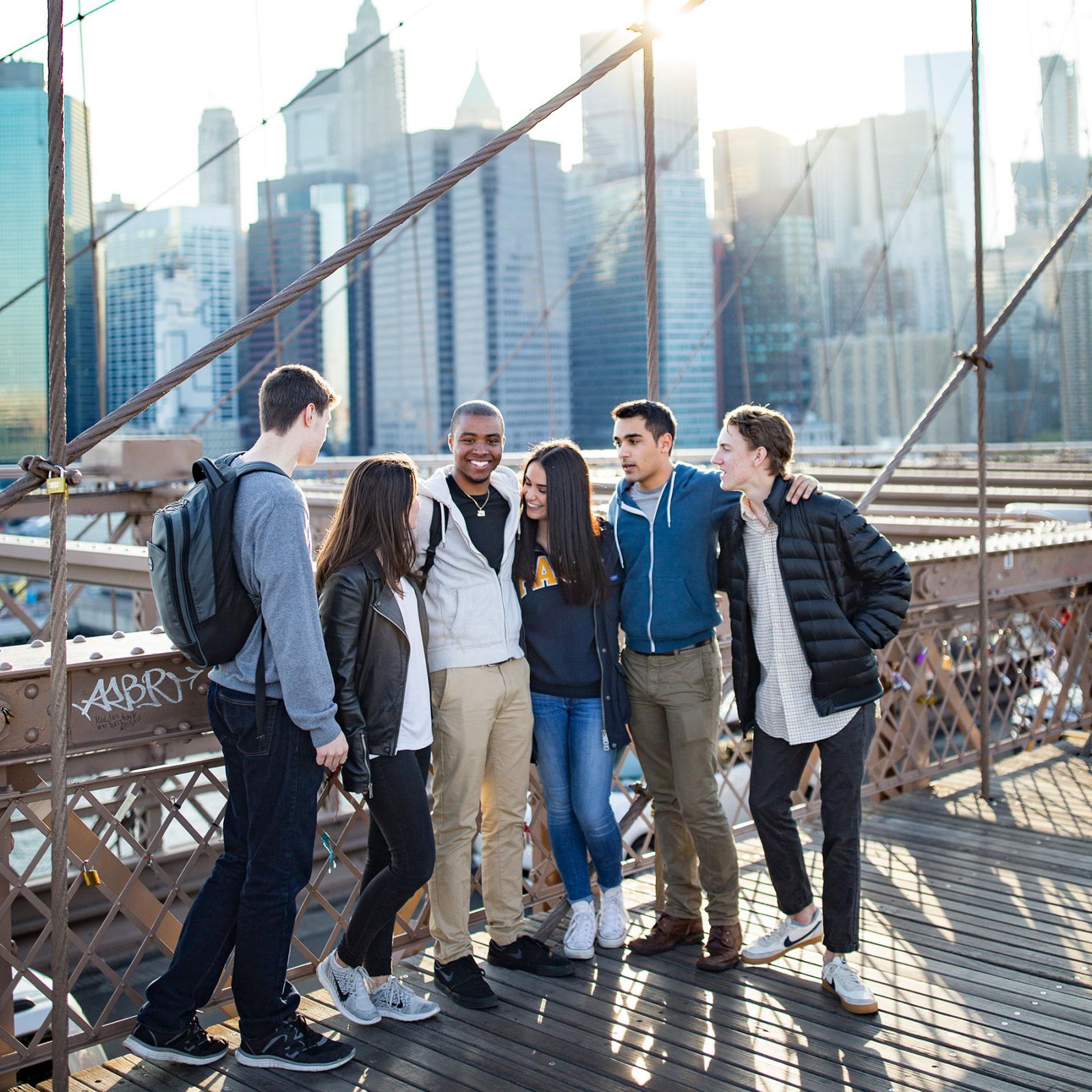 华体会体育app苹果佩斯大学学生站在布鲁克林桥
