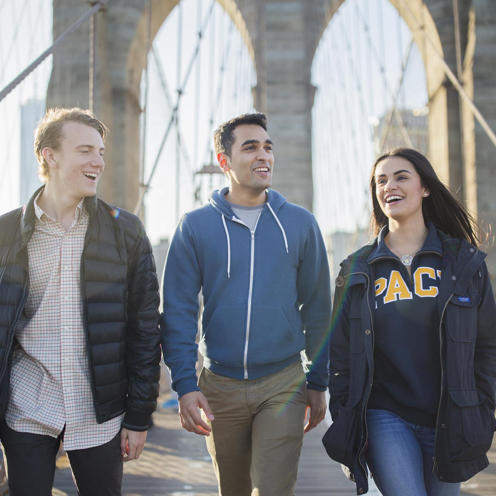华体会体育app官网下载三位Pace大学学生横跨布鲁克林桥