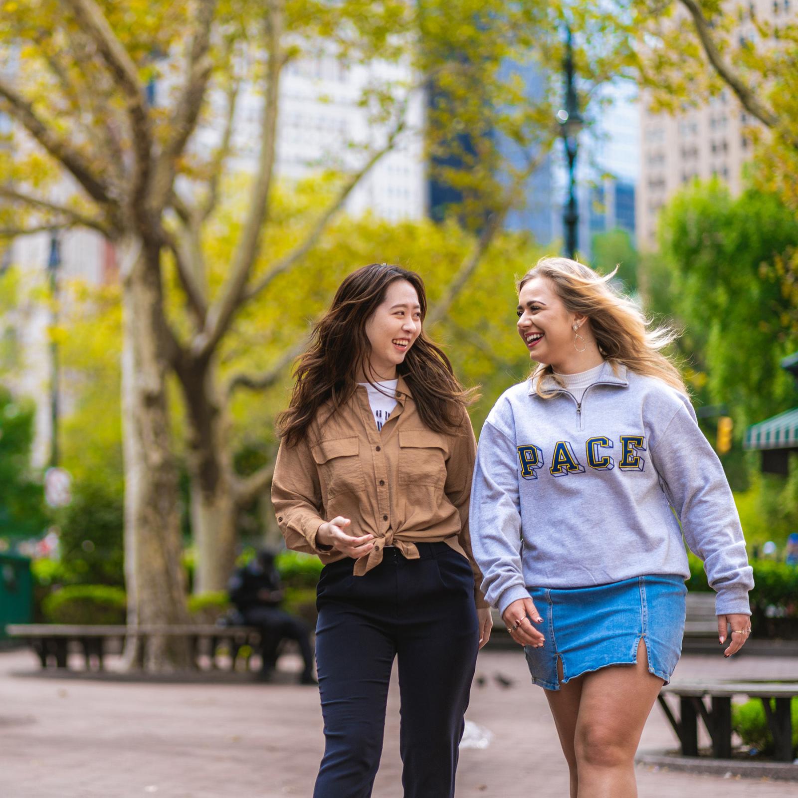 华体会体育app苹果两位佩斯大学学生路过纽约大学校园附近的公园