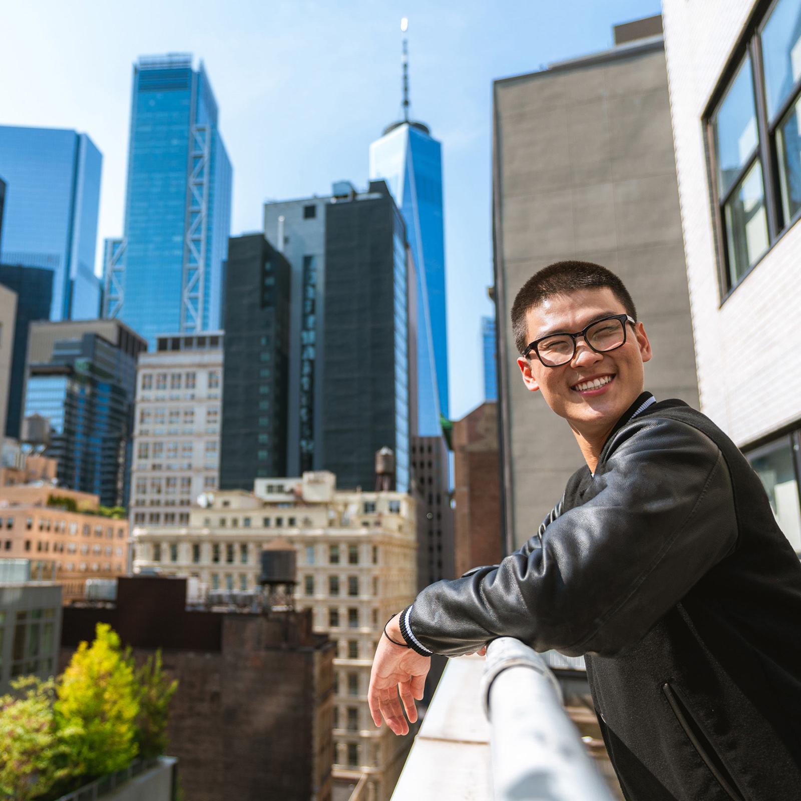 华体会体育app官网下载派斯学生靠阳台后台曼哈顿大楼